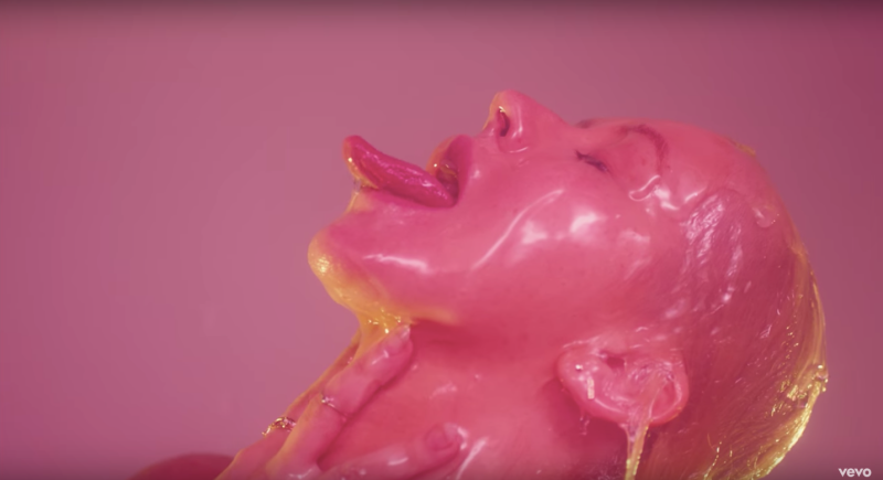 Un frame del video musicale Accelerate di Christina Aguilera dove viene sommersa da una cascata di miele