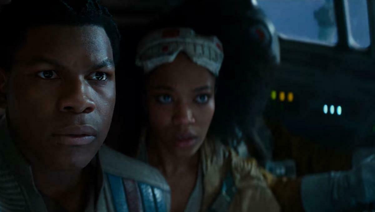 Finn e Jannah nel Falcon in una scena del film Star Wars: L'ascesa di Skywalker