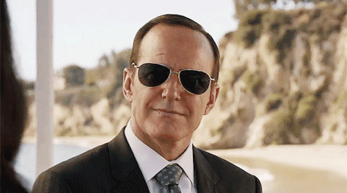 Coulson με γυαλιά ηλίου