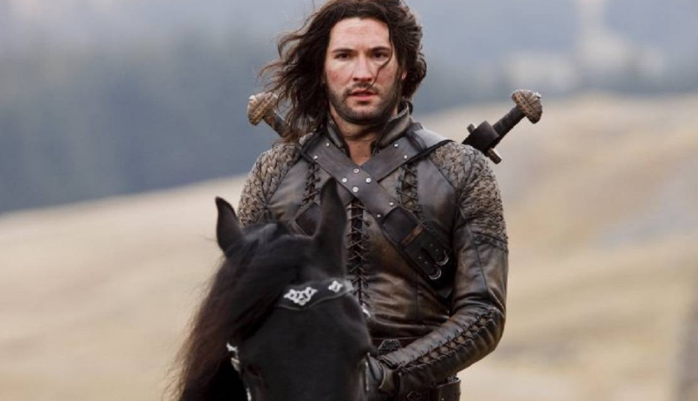 Merlin Tom Ellis a cavallo in Merlin