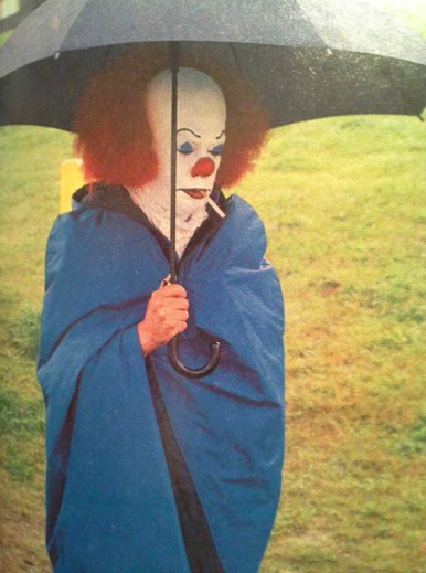Clicca per vedere l'immagine originale Tim Curry sul set di It fuma una sigaretta