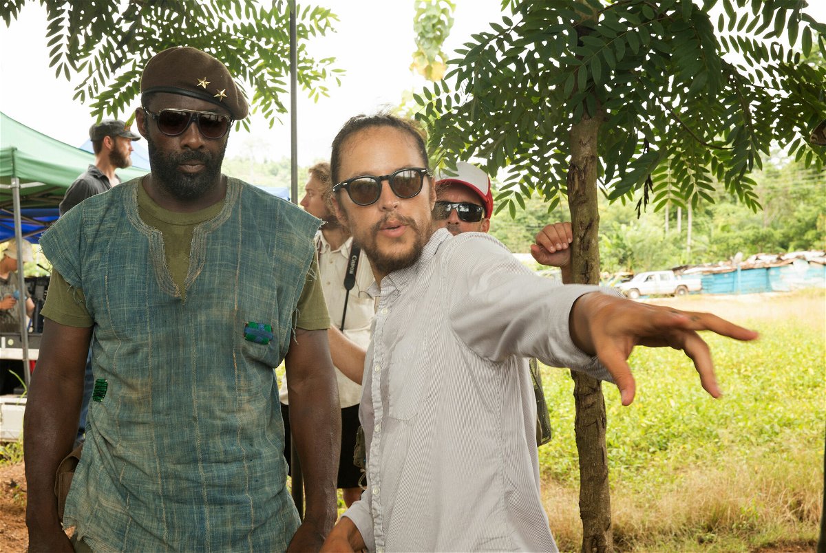 Cary Fukunaga con l'attore Idris Elba