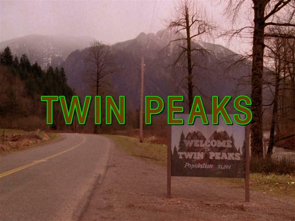 Twin Peaks, un frame della sigla della serie TV di culto degli anni '90