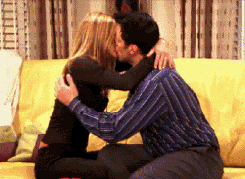 Joey e Rachel si baciano