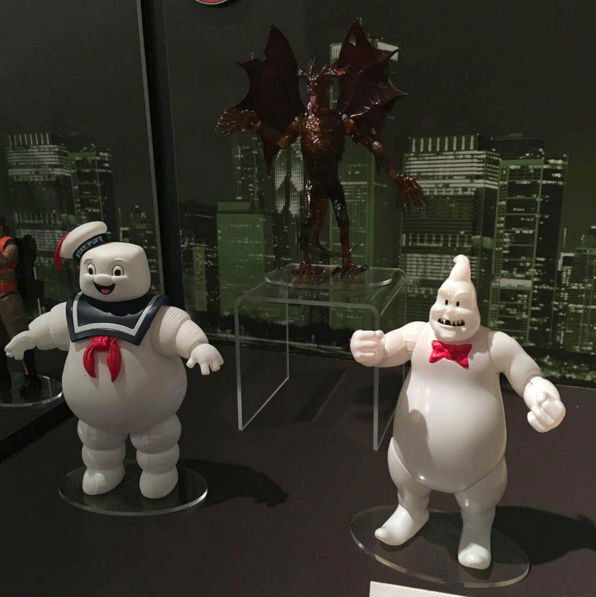 Clicca per vedere l'immagine originale Giocattoli dei Ghostbusters: l'Uomo Marshmallow insieme a Rowan