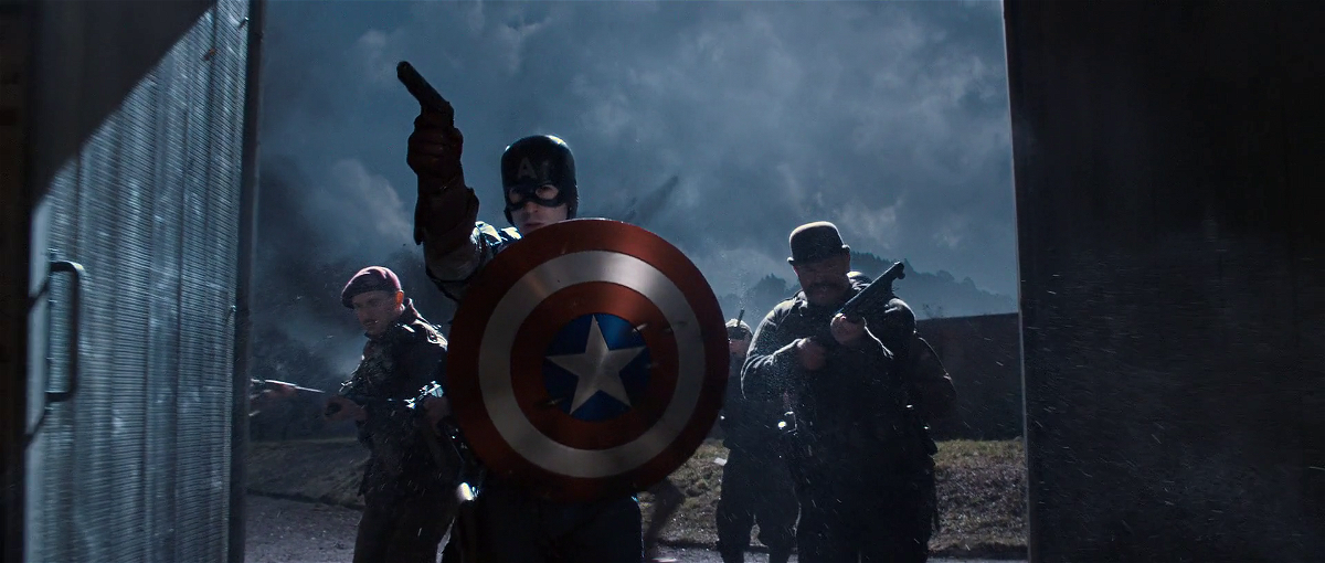 Steve Rogers fa irruzione insieme ai suoi compagni in una scena di Captain America - Il primo Vendicatore