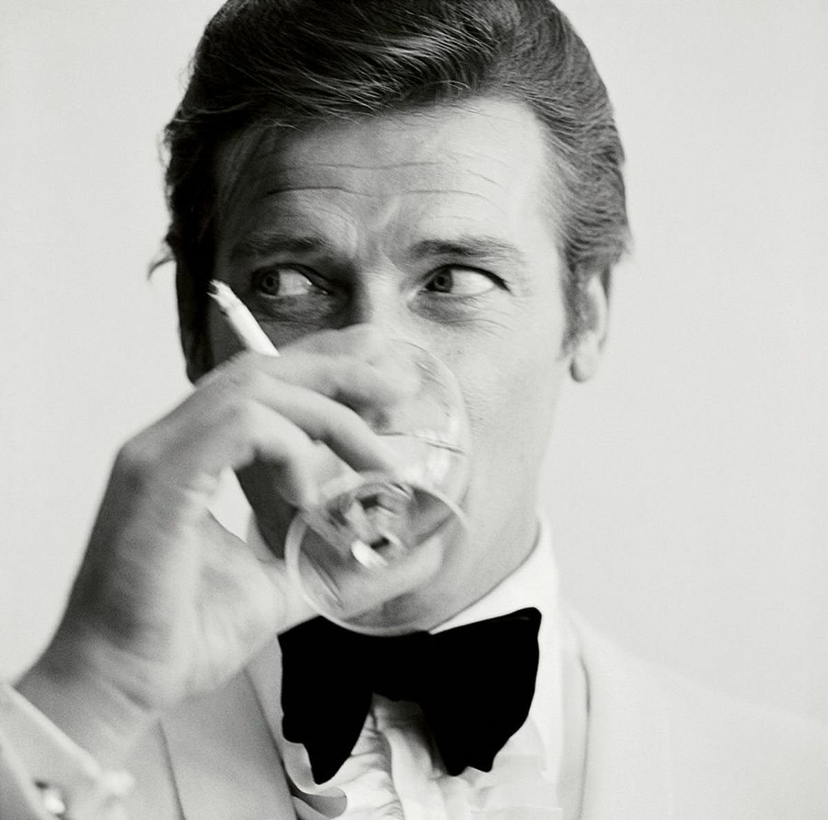 Roger Moore trong một cảnh quay từ 007
