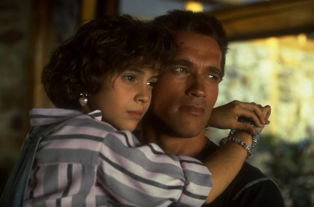 Arnold Schwarzenegger con una giovanissima Alyssa Milano in una scena del film