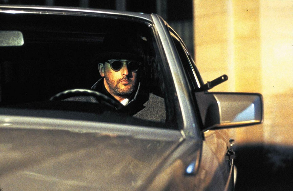 Jean Reno in una scena del film Nikita di Luc Besson