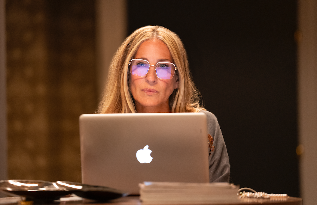 Clicca per vedere l'immagine originale Carrie Bradshaw al computer