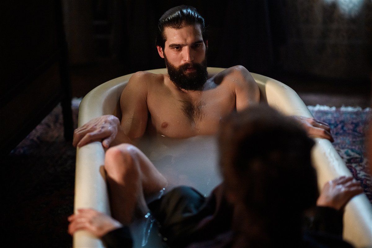 Freud nudo nella vasca da bagno osserva Fleur vestita e immersa nell'acqua