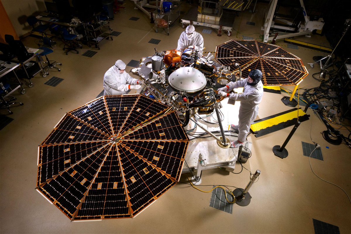 Algunos expertos de la NASA se encargan del mantenimiento de la sonda InSight