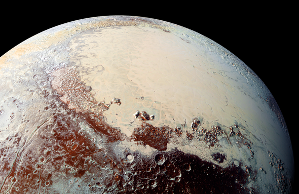 Una foto ravvicinata di Sputnik Planitia, bacino a forma di cuore situato su Plutone