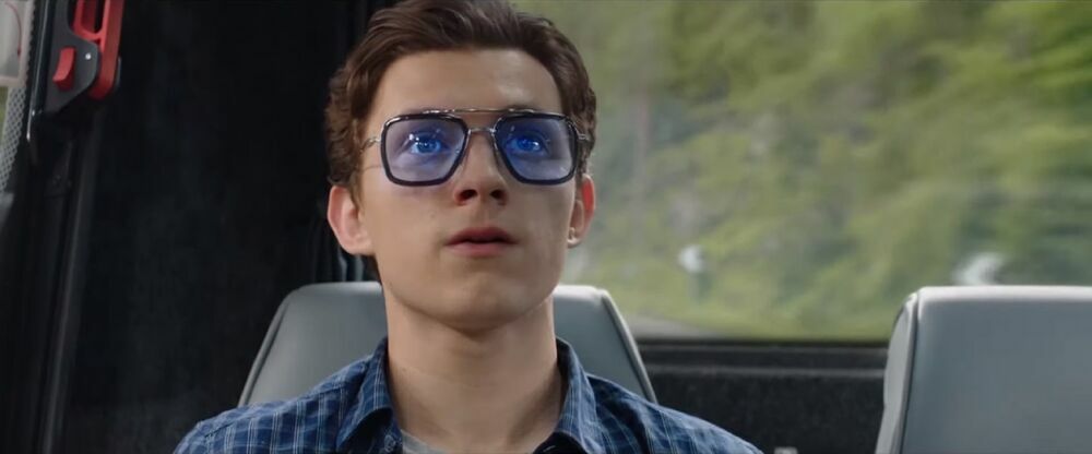 Clicca per vedere l'immagine originale Peter Parker con gli occhiali E.D.I.T.H.