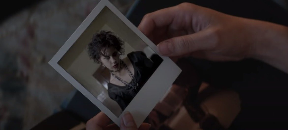 La polaroid con Fairuza Balk in una scena del film Il rito delle streghe
