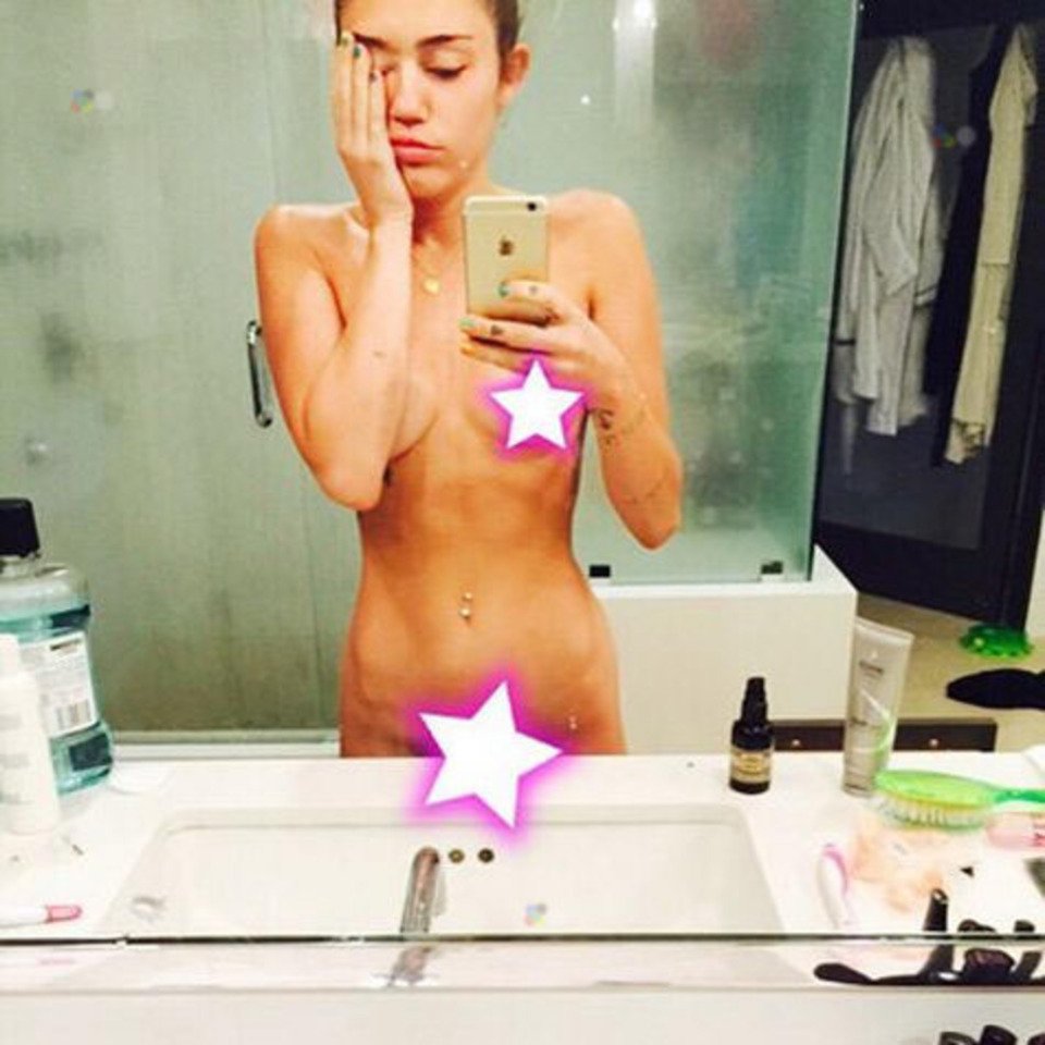 Miley Cyrus nuda davanti allo specchio