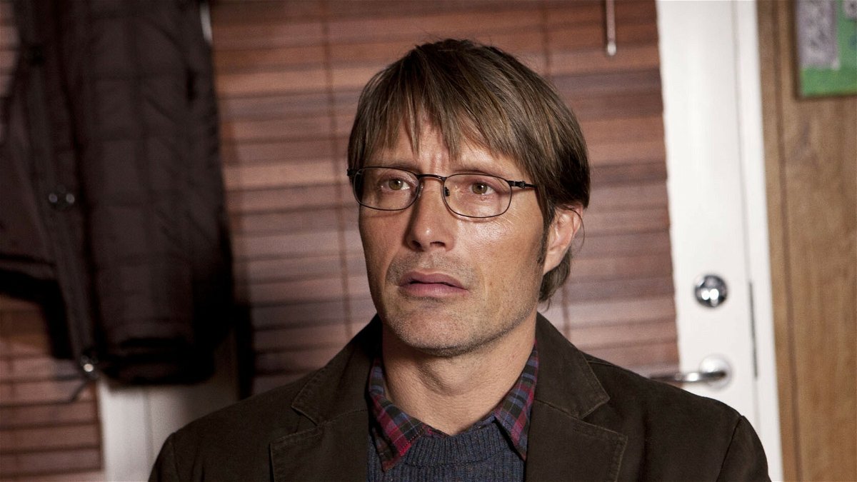 Mads Mikkelsen nel ruolo di Lucas