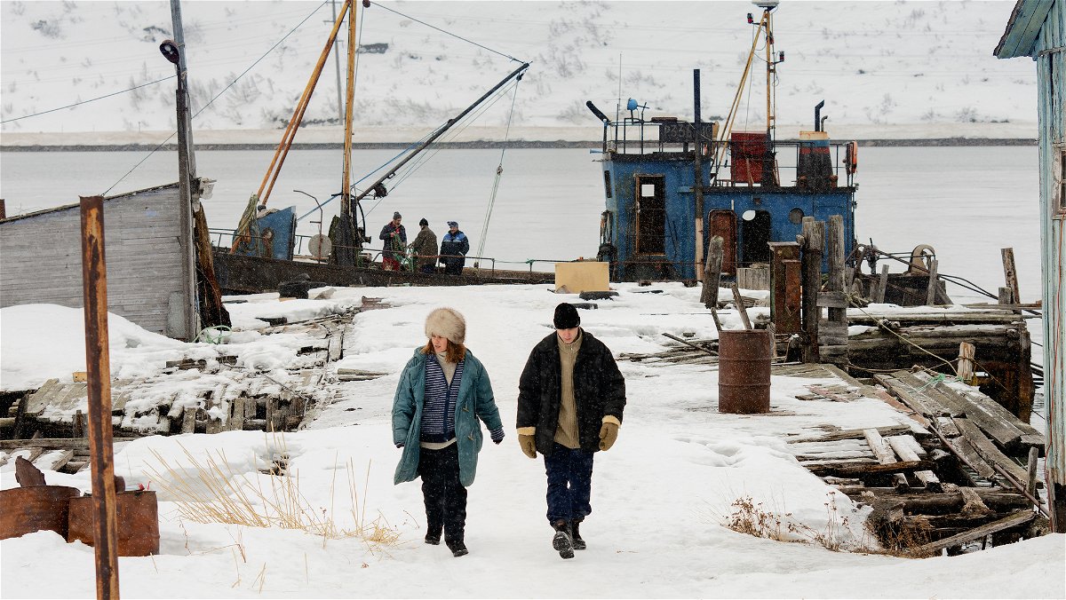 Sulla neve di Murmansk i due protagonisti camminano