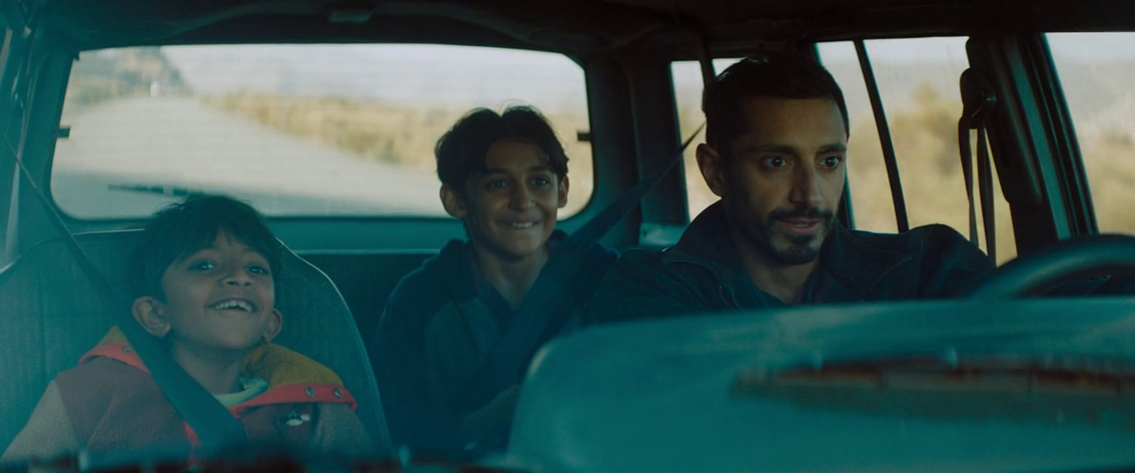 Clicca per vedere l'immagine originale Aditya Geddada, Lucian-River Chauhan e Riz Ahmed in una scena del film Encounter