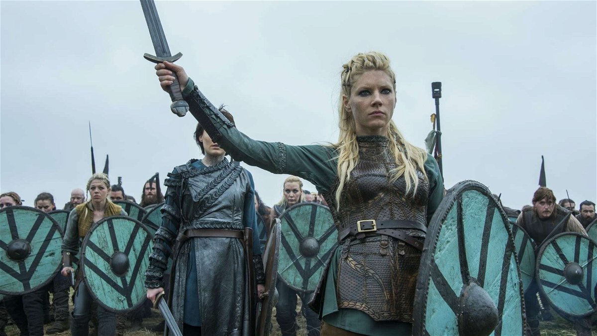 Katheryn Winnick in battaglia in una scena di Vikings