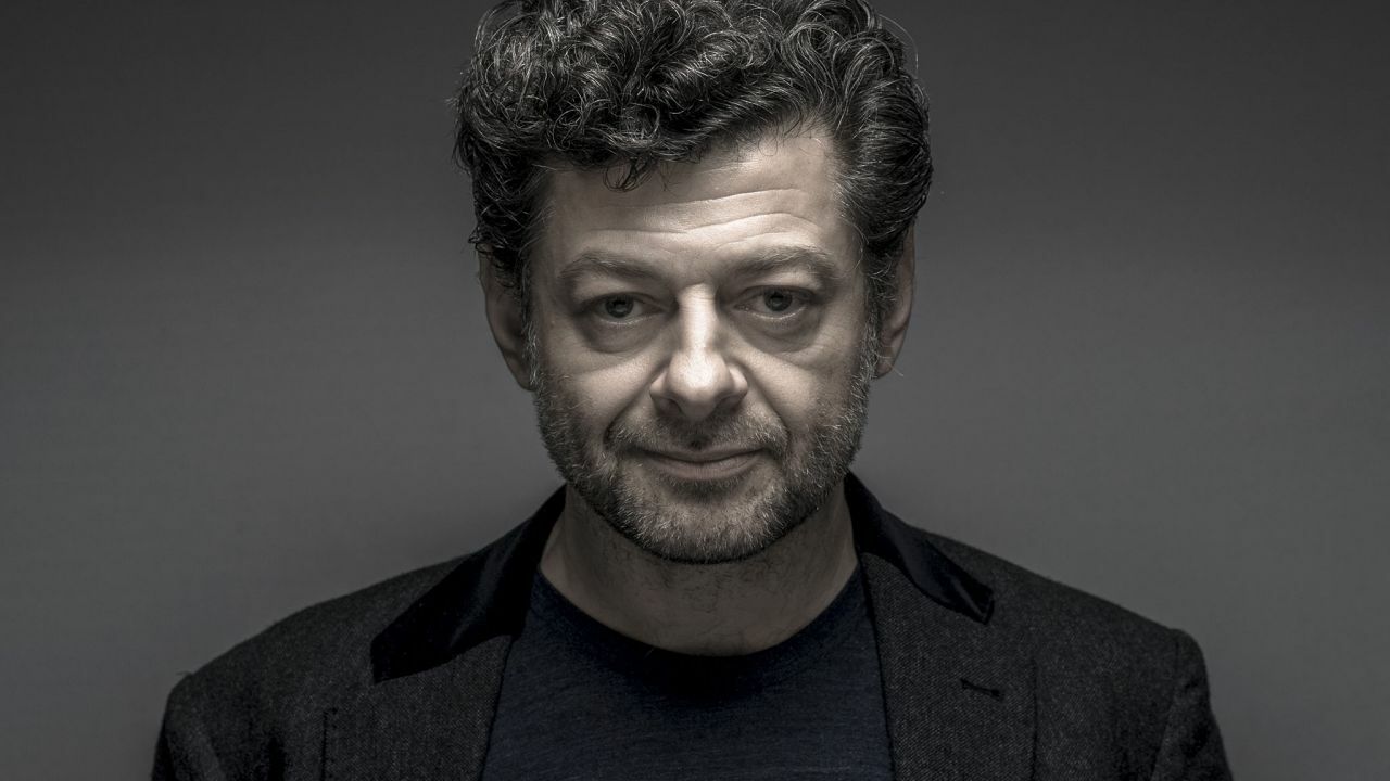 Clicca per vedere l'immagine originale Andy Serkis, l'attore e doppiatore e il suo libro della giungla
