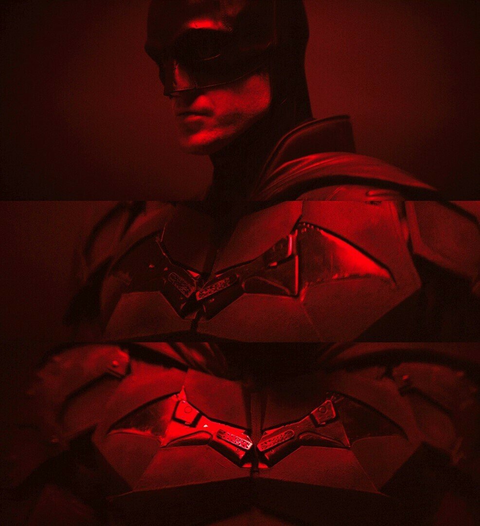 In primo piano il nuovo logo di Batman sul costume indossato da Robert Pattinson