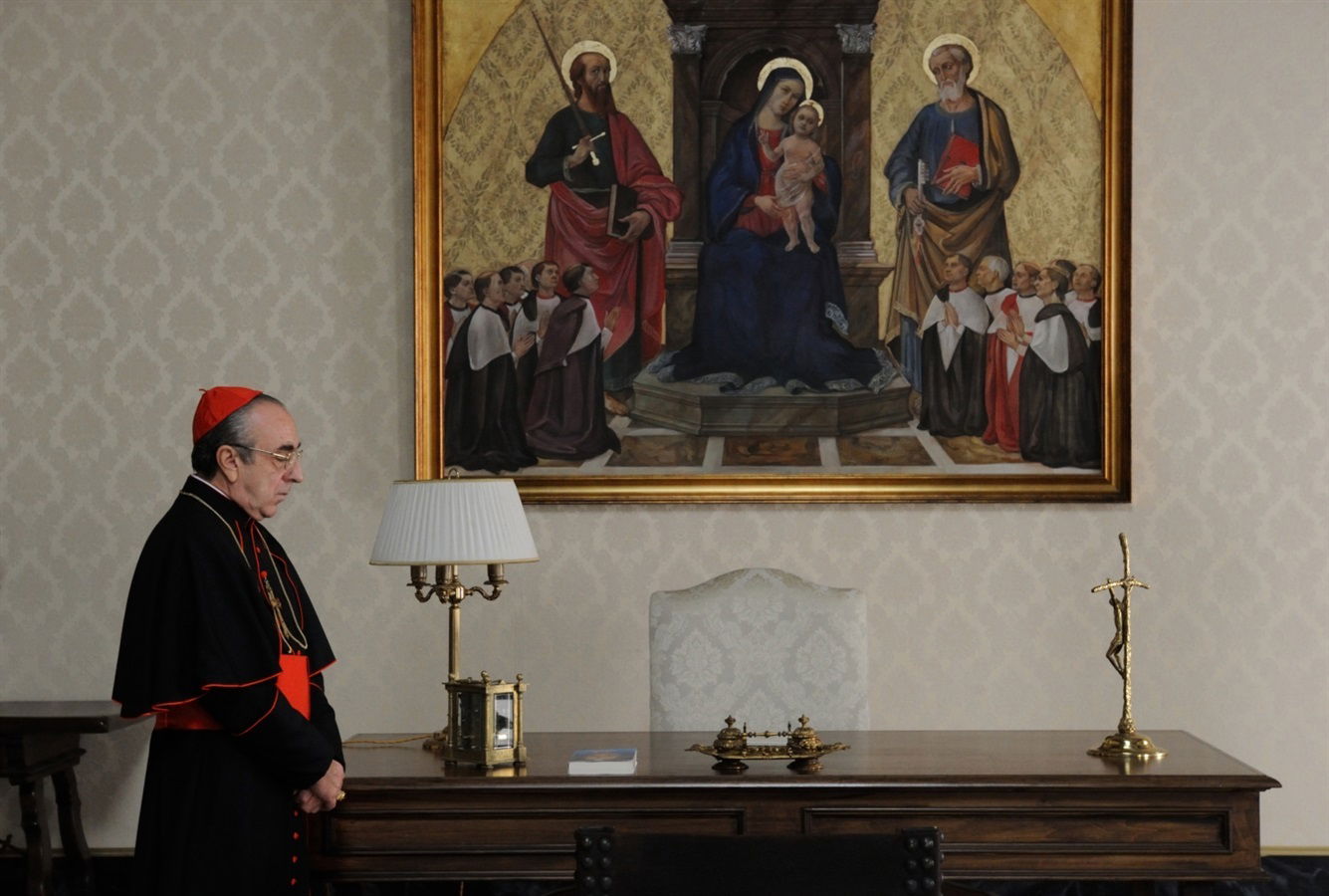 Clicca per vedere l'immagine originale Silvio Orlando è il Cardinal Voiello in The Young Pope