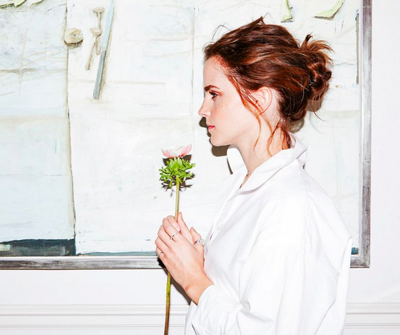 Emma Watson di profilo con una rosa