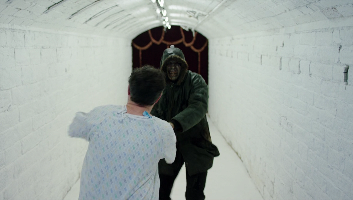 Callahan trascina Philip per un tunnel alla fine del quale si trova il letto d'ospedale