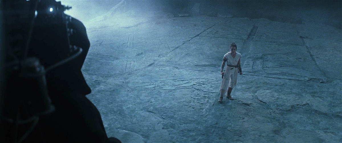 Daisy Ridley in una scena di in Star Wars: L'ascesa di Skywalker