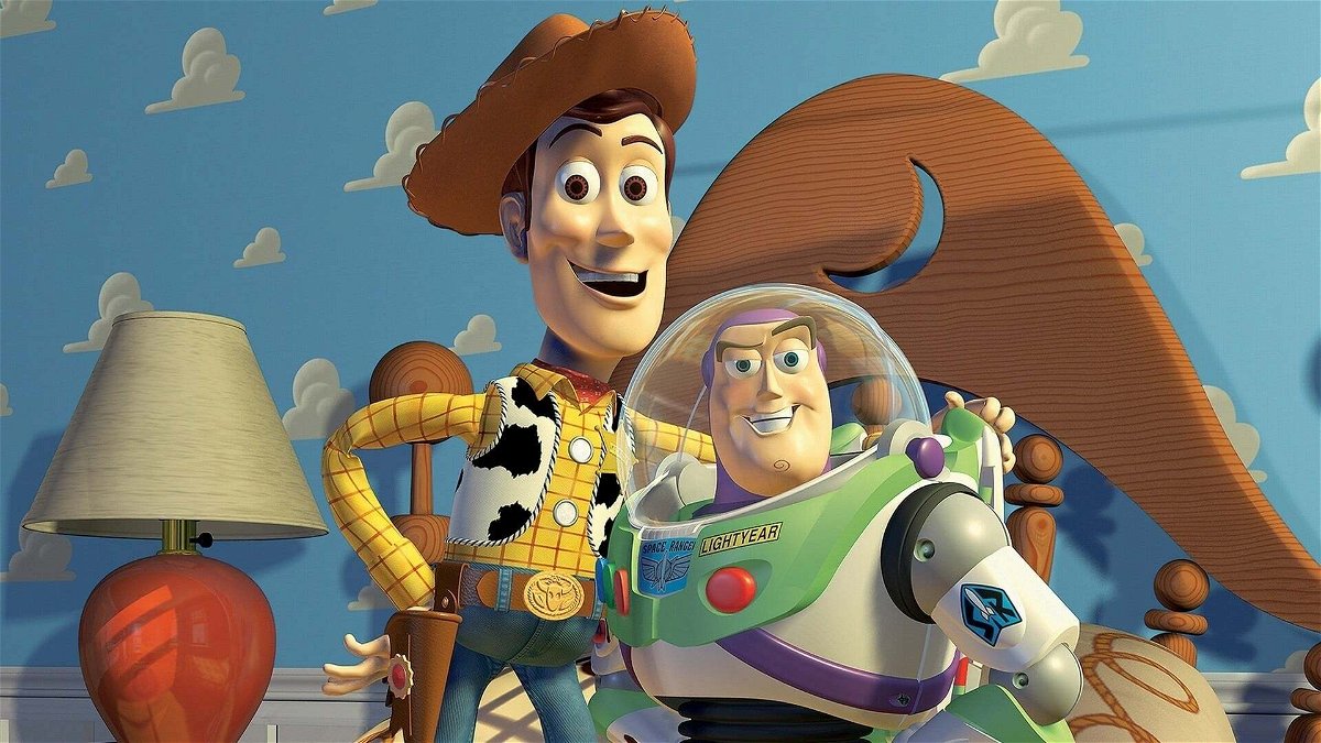 Woody e Buzz si abbracciano sorridenti