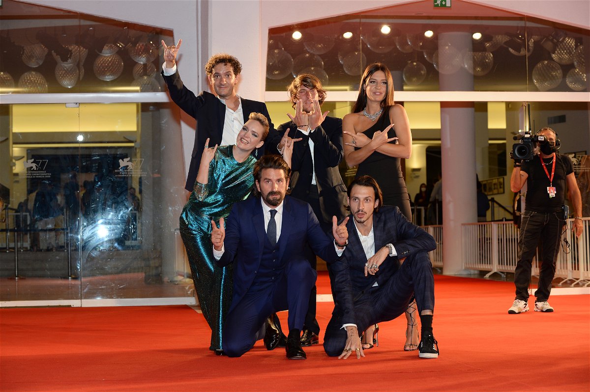 Il cast di Mandibules fa il gesto del Toro sul red carpet