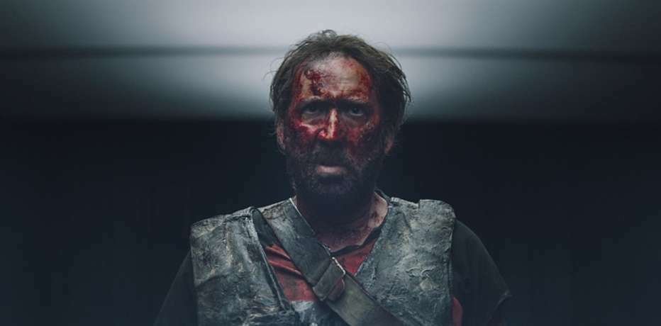 Nicolas Cage col volto imbrattato di sangue in una scena di Mandy