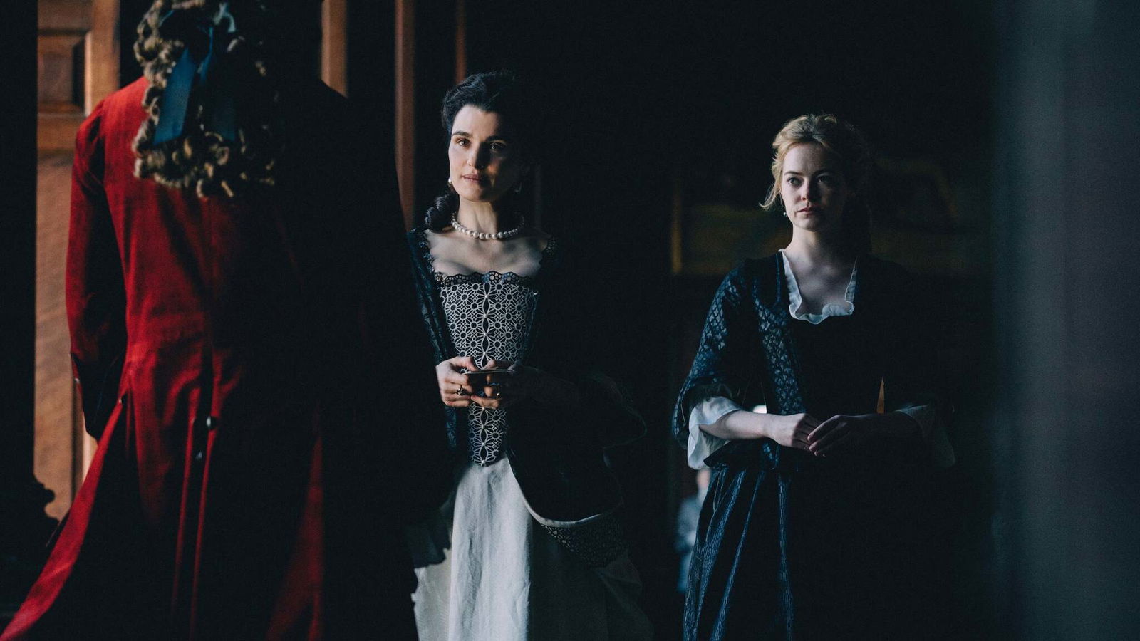Clicca per vedere l'immagine originale Sara e Abigail in attesa di entrare nelle camere della regina