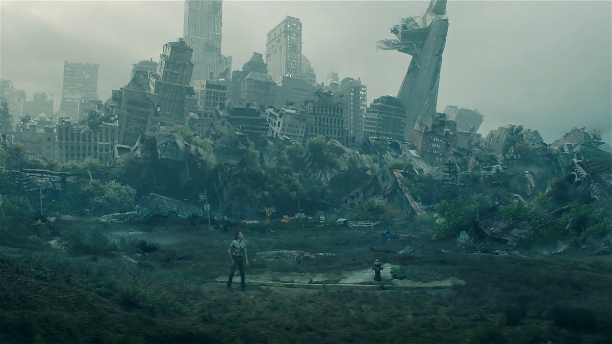 Loki tra le rovine di New York, con la Stark Tower distrutta dietro di lui
