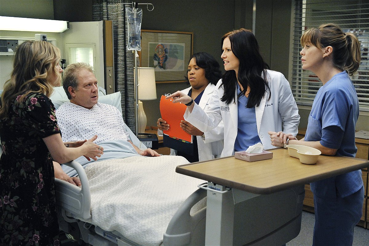 Una scena di Grey's Anatomy con Thatcher in ospedale tra Lexie e Meredith