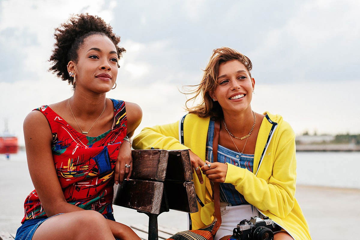 Clicca per vedere l'immagine originale Le amiche Summer e Sofia in una scena di Summertime 2