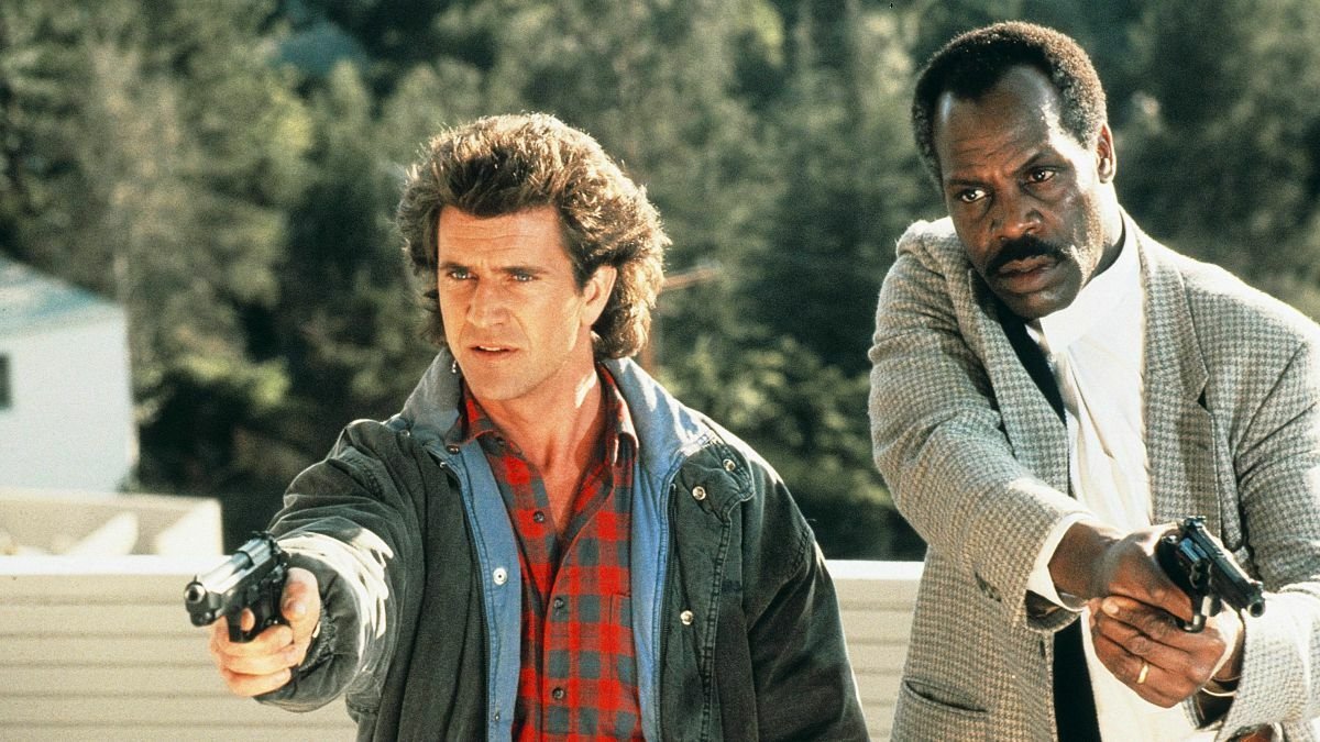 Mel Gibson e Danny Glover in una scena del film