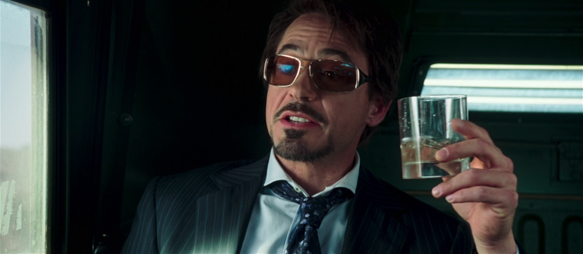 Tony Stark nella prima scena di Iron Man che lo vede coinvolto