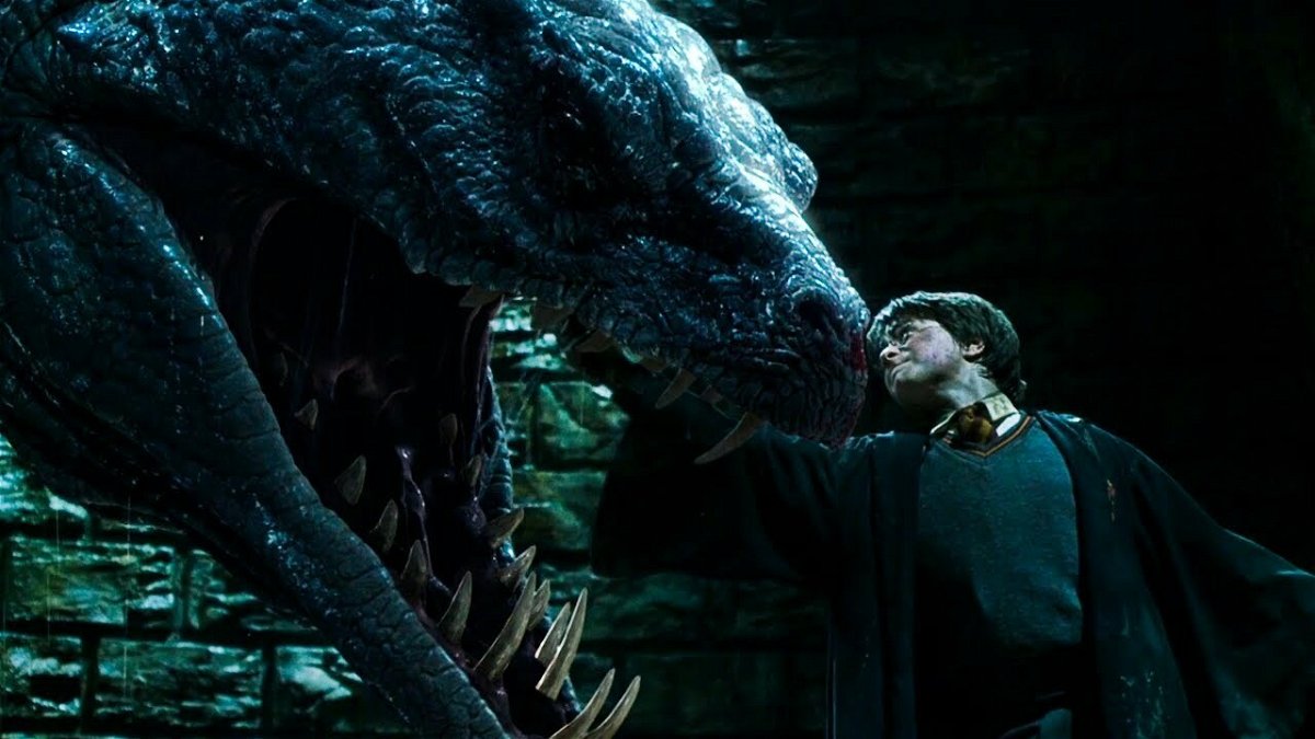 Harry mata al basilisco con la espada de Gryffindor