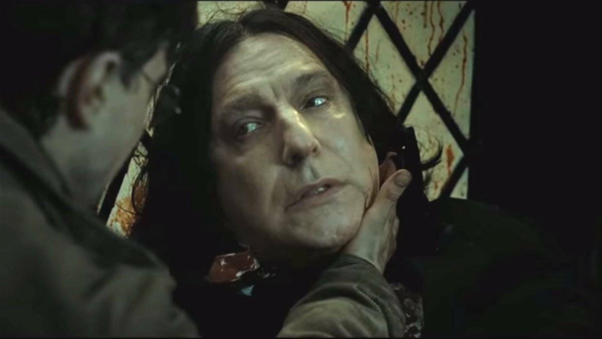 Harry tiene una mano sulla ferita di Piton mentre lui, morente, gli concede i suoi ricordi