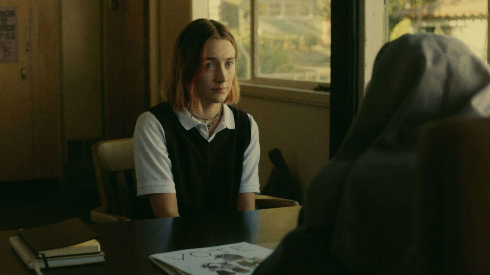 Clicca per vedere l'immagine originale Lady Bird convocata dalla preside, una suora, a scuola