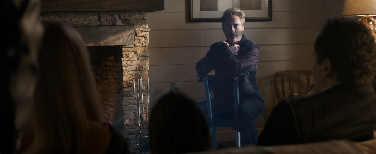 Tony Stark (ologramma) parla ad amici e parenti alla fine di Avengers: Endgame