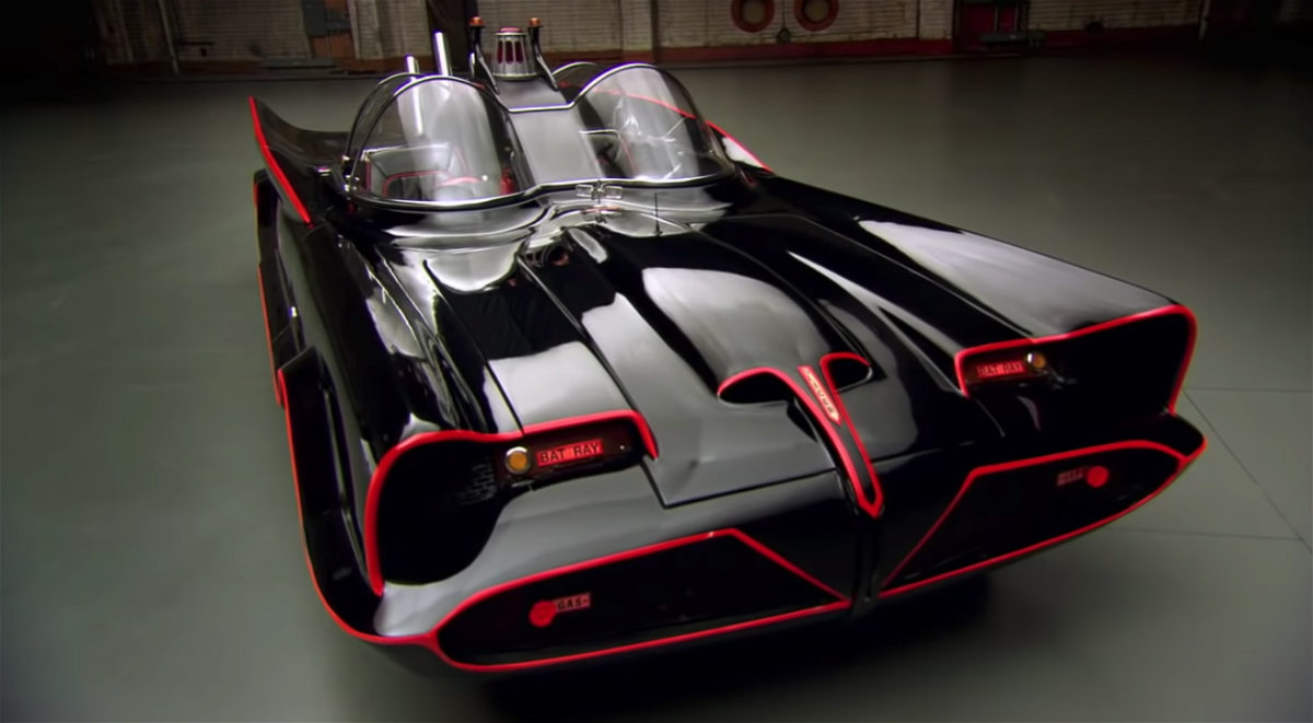La Batmobile nera con inserti rossi della serie TV anni '60