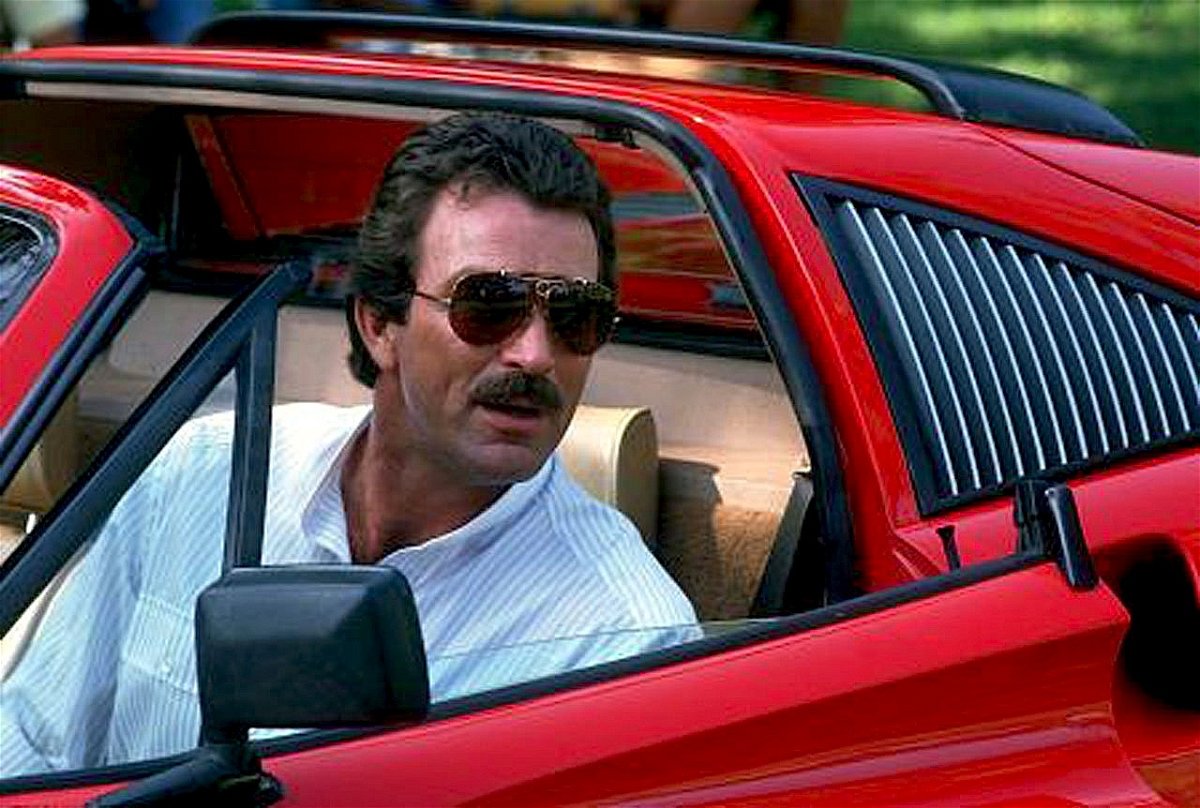 Un'immagine che ritrae Tom Selleck alla guida di una Ferrari nella serie Magnum P.I.