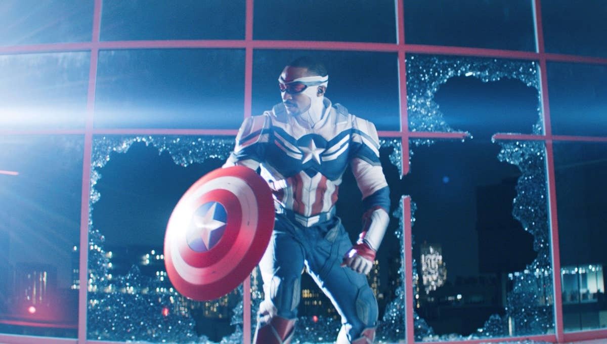 Falcon è il nuovo Captain America in una scena dell'ultimo episodio di The Falcon and the Winter Soldier