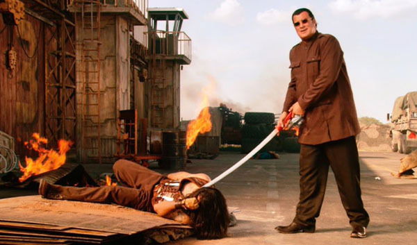 Clicca per vedere l'immagine originale Steven Seagal in una scena di Machete