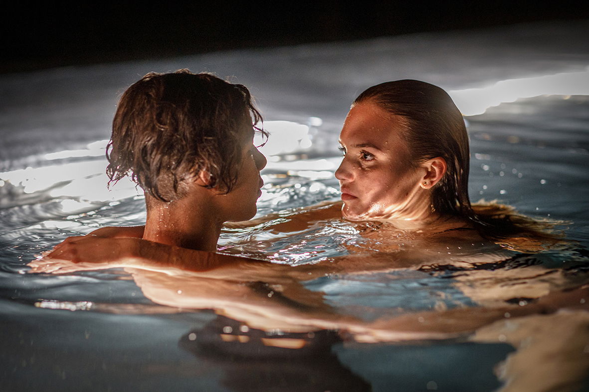 Clicca per vedere l'immagine originale Mustapha Aarab e Elsa Öhrn in una scena del film Vinterviken