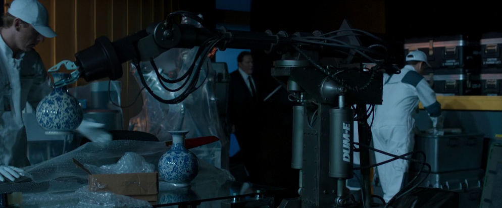 Dum-E è il braccio meccanico aiutante di Tony Stark