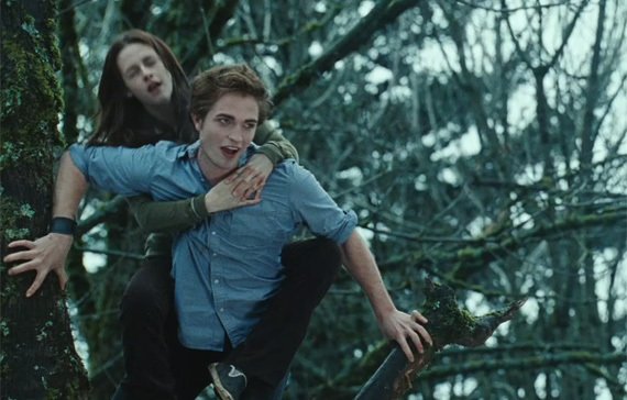 Edward prende in spalla Bella in Twilight